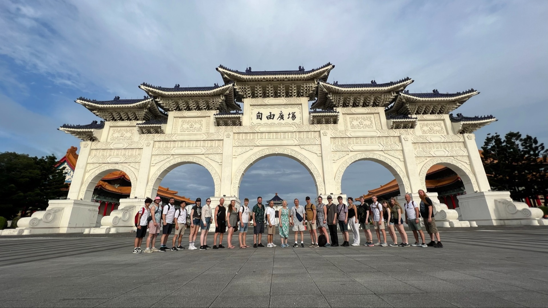 Poserar framför den stora porten till Liberty Square i centrala Taipei, juni 2023.