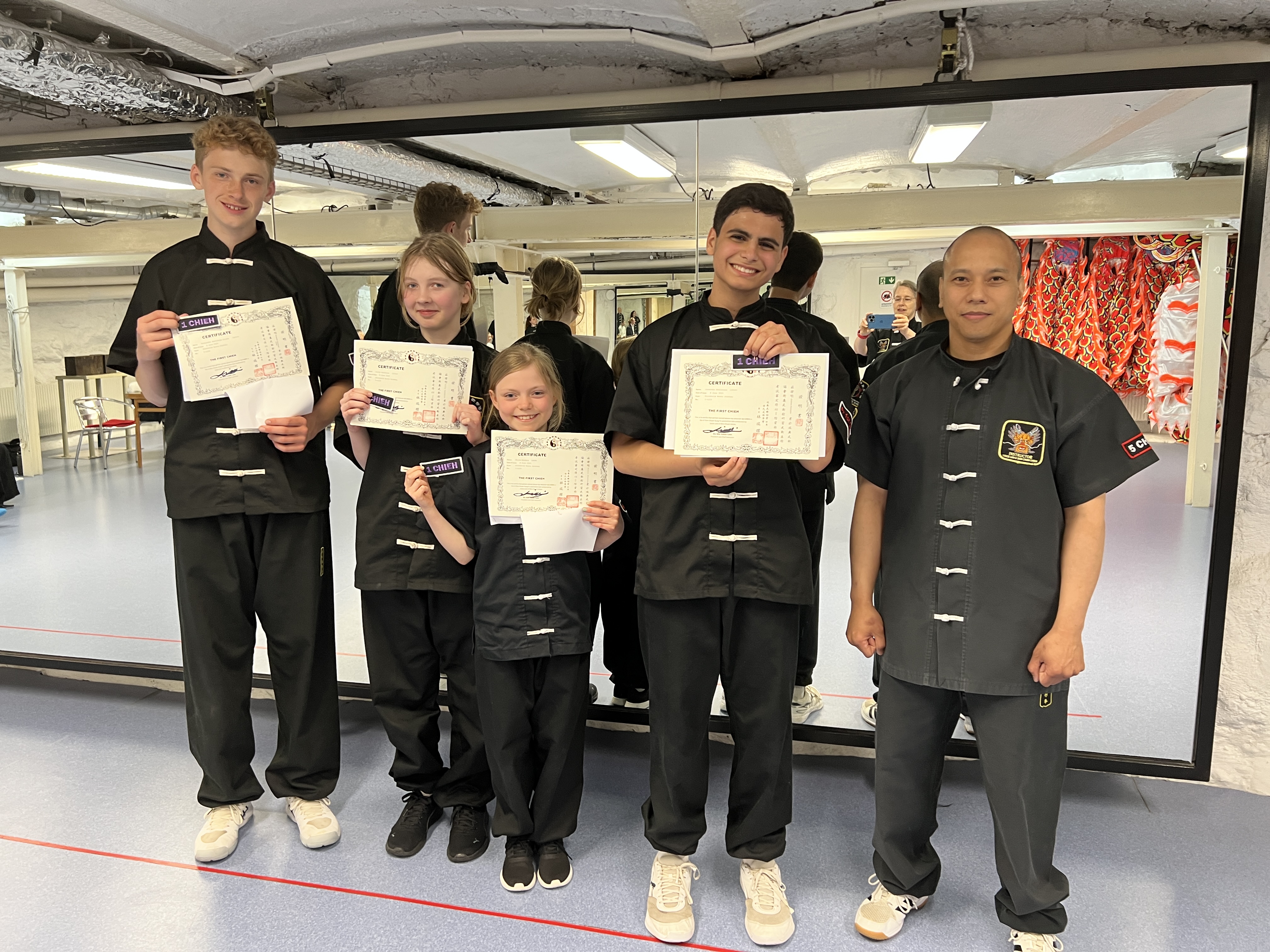 nygraderade 1st chieh medlemmar med laoshi dennis